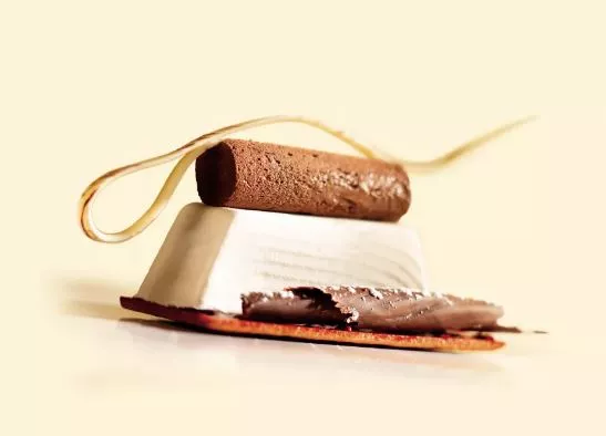 sobremesa individual cortada ao meio