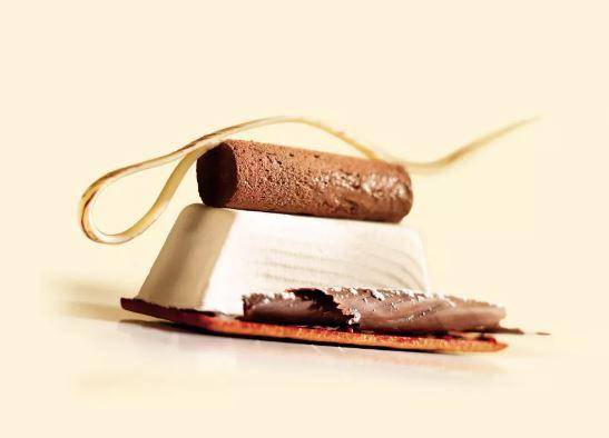 sobremesa individual cortada ao meio